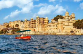 Udaipur City Palace beside beautiful Lake Pichola at Udaipur, Rajasthan, India